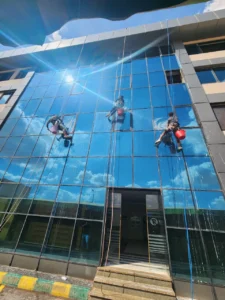 تنظيف واجهات زجاج